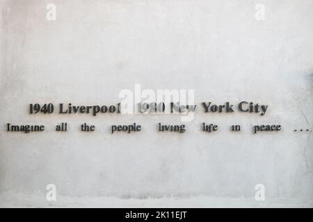 Bardejov, Slowakei. Wandschild Beatles Museum Stellen Sie sich vor, alle Menschen leben in Frieden vom Lied. Datum und Ort der Geburt und des Todes von John Lennon. Stockfoto