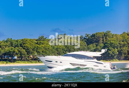 Große Motoryacht vor North Haven, NY Stockfoto