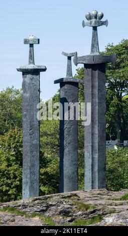 Hafrsfjord, Norwegen - 4. Juni 2022: Sverd i fjell (Schwerter im Felsen) ist ein Gedenkdenkmal im Hafrsfjord-Viertel Madla, Stavan Stockfoto