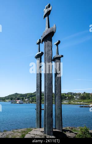 Hafrsfjord, Norwegen - 4. Juni 2022: Sverd i fjell (Schwerter im Felsen) ist ein Gedenkdenkmal im Hafrsfjord-Viertel Madla, Stavan Stockfoto