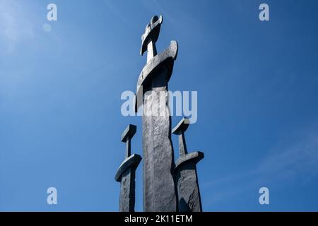 Hafrsfjord, Norwegen - 4. Juni 2022: Sverd i fjell (Schwerter im Felsen) ist ein Gedenkdenkmal im Hafrsfjord-Viertel Madla, Stavan Stockfoto