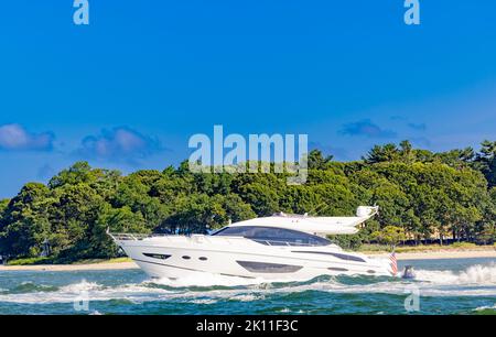 Große Motoryacht vor North Haven, NY Stockfoto