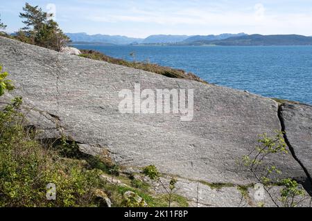 Wunderschöne Landschaften in Norwegen. Die prähistorischen Felszeichnungen in Solbakk. Direkt neben der norwegischen Panoramastraße Ryfylke. Felsige Skeries. Inseln in b Stockfoto