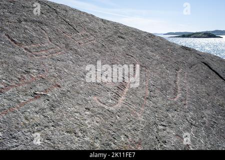 Wunderschöne Landschaften in Norwegen. Die prähistorischen Felszeichnungen in Solbakk. Direkt neben der norwegischen Panoramastraße Ryfylke. Felsige Skeries. Inseln in b Stockfoto