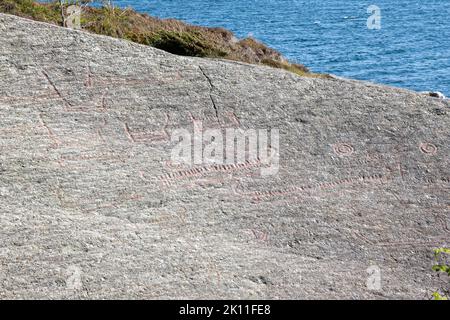 Wunderschöne Landschaften in Norwegen. Die prähistorischen Felszeichnungen in Solbakk. Direkt neben der norwegischen Panoramastraße Ryfylke. Felsige Skeries. Inseln in b Stockfoto