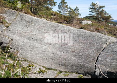 Wunderschöne Landschaften in Norwegen. Die prähistorischen Felszeichnungen in Solbakk. Direkt neben der norwegischen Panoramastraße Ryfylke. Felsige Skeries. Inseln in b Stockfoto