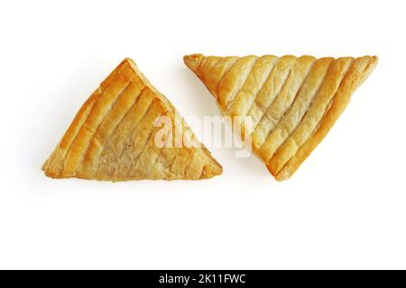 Zwei isolierte Apfelturnover, Croissant, Kuchen. Gebäck, Bäckerei auf weißem Hintergrund. Draufsicht. Speicherplatz kopieren. Nahaufnahme Stockfoto