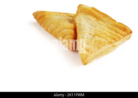 Zwei isolierte Apfelturnover, Croissant, Kuchen. Gebäck, Bäckerei auf weißem Hintergrund. Draufsicht. Speicherplatz kopieren. Nahaufnahme Stockfoto