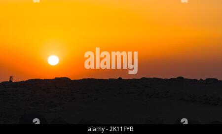 Großartiges Panorama eines herrlichen Sonnenuntergangs in der Wadi Rum Wüste, Jordanien. Hochwertige Fotos Stockfoto