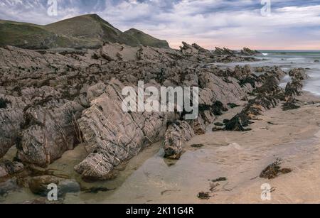 An der Atlantikküste gelegen, ist die Bucht von Crackington Haven von spektakulären Klippen umgeben und hat ein geologisches Phänomen, das nach ihr benannt ist: Das C Stockfoto