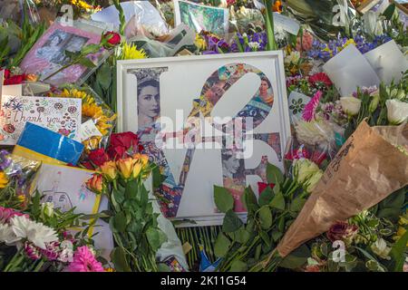London, Großbritannien. 14. September 2022. Tausende von Menschen haben Blumengebete, Karten und Botschaften für Ihre Majestät Königin Elizabeth II. Hinterlassen, die am 8.. September im Alter von 96 Jahren starb. Foto Horst A. Friedrichs Alamy Live News Stockfoto
