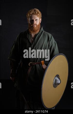 Ein Wikinger, ein dunkles Zeitalter oder ein Mann mit hohem Fantasy-Stil mit roten Haaren und Bart Stockfoto