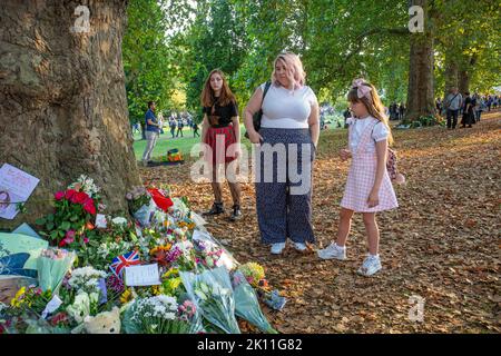 London, Großbritannien. 14. September 2022. Mitglieder der Öffentlichkeit bringen weiterhin Blumen und persönliche Kondolenzbotschaften in den Green Park in der Nähe des Buckingham Palastes, um ihre Trauer und Sympathie nach dem Tod von Königin Elizabeth II., der dienstältesten britischen Monarchin, auszudrücken, die am 8. September auf der Burg Balmoral starb.Foto Horst A. Friedrichs Alamy Live Nachrichten Stockfoto