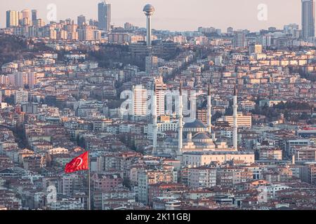 Ankara, Türkei - 13. April 2022: Eine Szene aus der Hauptstadt der Türkei mit der Kocatepe Moschee im Zentrum. Kocatepe Moschee in Ankara. Stockfoto