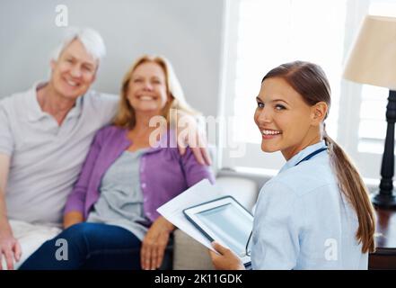 Wir stehen allen Hindernissen gemeinsam gegenüber. Porträt eines älteren Paares, das mit einer jungen Krankenschwester sitzt. Stockfoto