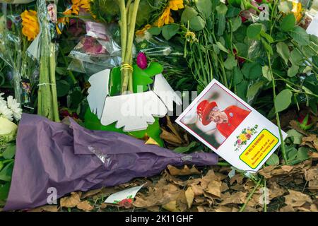 London, Großbritannien. 14. September 2022. Tausende von Menschen haben Blumengebete, Karten und Botschaften für Ihre Majestät Königin Elizabeth II. Hinterlassen, die am 8.. September im Alter von 96 Jahren starb. Foto Horst A. Friedrichs Alamy Live News Stockfoto