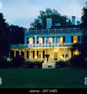 Gracie Mansion, offizielle Residenz des Bürgermeisters von New York City, beleuchtet in der Dämmerung, Yorkville, New York City, New York, USA, Toni Frisell Collection, September 1968 Stockfoto