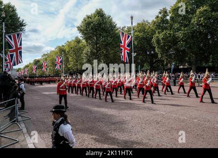 © Jeff Moore, der Sarg der Königin, der ihre Krone trägt, geht vom Buckingham Palace zur Westminster Hall für den im Staat liegenden Stockfoto