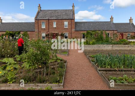 Das Pierburg Building und der Kauffman Education Garden, der Teil des von Königin Elizabeth umgebenen Gartens im Dumfries House ist. Bilddatum: Mittwoch, 14. September 2022. Stockfoto