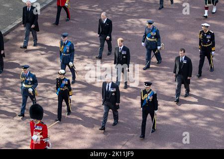 Der britische Prinz William, Prinz von Wales, der britische König Charles III, der britische Prinz Harry, der Herzog von Sussex, die britische Prinzessin Anne, die Prinzessin Royal, Und Vizeadmiral Timothy Laurence geht am Mittwoch, dem 14. September 2022, bei einer Prozession vom Buckingham Palace zum Palace of Westminster in London hinter den Sarg von Königin Elizabeth II., wo der Sarg von Königin Elizabeth II. Im Staat liegen wird. Königin Elizabeth II wird im Zustand in Westminster Hall im Palast von Westminster liegen, von Mittwoch bis ein paar Stunden vor ihrer Beerdigung am Montag, mit riesigen Warteschlangen erwartet, pa zu Datei Stockfoto