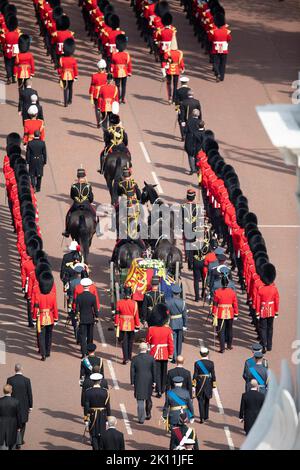 Der Sarg von Queen Elizabeth II, geschmückt mit einem Royal Standard und der Imperial State Crown, wird von einer Waffenkarrierei der Königstruppe Royal Horse Artillery gezogen, während einer Prozession vom Buckingham Palace zum Palace of Westminster, in London am Mittwoch, dem 14. September 2022, Wo der Sarg von Königin Elisabeth II., wird im Staat liegen. Königin Elizabeth II. Wird von Mittwoch bis wenige Stunden vor ihrer Beerdigung am Montag in der Westminster Hall im Staat im Palast von Westminster liegen, wobei riesige Schlangen erwartet werden, die an ihrem Sarg vorbeilaufen, um ihren Respekt zu zollen. Foto des britischen Verteidigungsministers Stockfoto