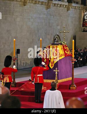 Mitglieder der Öffentlichkeit zahlen ihre Achtung, wenn sie den Sarg der britischen Königin Elizabeth II. Passieren, wie er im Staat in der Westminster Hall liegt, im Palace of Westminster in London am Mittwoch, dem 14. September 2022, wo der Sarg von Königin Elizabeth II. Im Staat liegen wird. Königin Elizabeth II. Wird von Mittwoch bis wenige Stunden vor ihrer Beerdigung am Montag in der Westminster Hall im Staat im Palast von Westminster liegen, wobei riesige Schlangen erwartet werden, die an ihrem Sarg vorbeilaufen, um ihren Respekt zu zollen. Foto von Royal Family/UPI. Kredit: UPI/Alamy Live Nachrichten Stockfoto