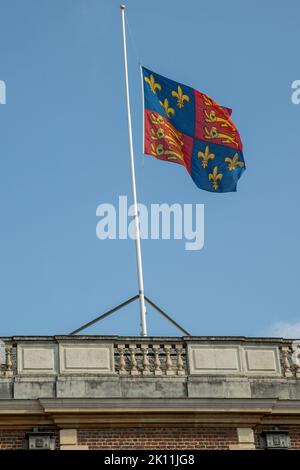 Eton, Großbritannien. 14.. September 2022. Der Royal Standard fliegt am halben Mast über dem Eton College zu Ehren von Queen Elizabeth II. Königin Elizabeth II., die älteste Monarchin Großbritanniens, starb am 8.. September im Alter von 96 Jahren in Balmoral und wird nach einem Staatsbegräbnis in Westminster Abbey am 19.. September in der Gedenkkapelle von König George VI in Windsor begraben. Kredit: Mark Kerrison/Alamy Live Nachrichten Stockfoto