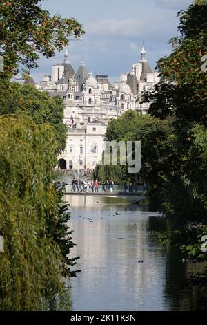 The Mall, London, Großbritannien. 14.. September 2022. Nach dem Tod von Königin Elizabeth II. - Der Blick vom Buckingham Palace, durch den St James's Park und zur Horse Guards Parade - an dem Tag, an dem der Sarg der Königin in einer Zustandsprozession vom Buckingham Palace zur Westminster Hall über die Horse Guards Parade zum Liegenden im Staat gebracht wird. Quelle: Andrew Stehrenberger / Alamy Live News Stockfoto