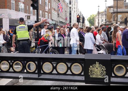 London, Großbritannien. 14.. September 2022. Der Tod von Queen Elizabeth II - Menschenmassen von Passanten um den Buckingham Palace Credit: Andrew Stehrenberger / Alamy Live News Stockfoto