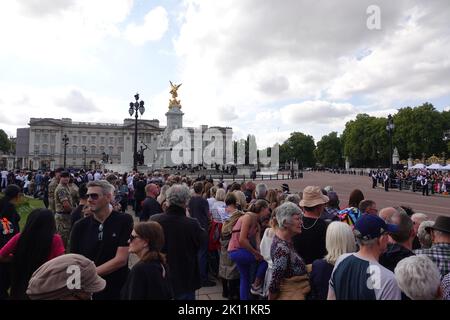 The Mall, London, Großbritannien. 14.. September 2022. Nach dem Tod von Königin Elizabeth II. Versammeln sich Massen in der Mall vor dem Buckingham Palace, in Erwartung des Sarges der Königin, der in einer Prozession vom Buckingham Palace zur Westminster Hall für die im Staat liegenden Menschen gebracht wird, gefolgt von ihren Kindern und Enkelkindern, darunter König Charles III Quelle: Andrew Stehrenberger / Alamy Live News Stockfoto