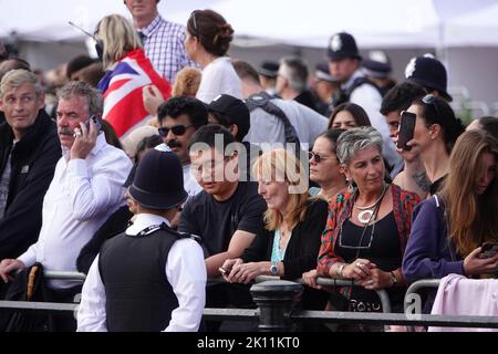 The Mall, London, Großbritannien. 14.. September 2022. Nach dem Tod von Königin Elizabeth II. Versammeln sich Massen in der Mall vor dem Buckingham Palace, in Erwartung des Sarges der Königin, der in einer Prozession vom Buckingham Palace zur Westminster Hall für die im Staat liegenden Menschen gebracht wird, gefolgt von ihren Kindern und Enkelkindern, darunter König Charles III Quelle: Andrew Stehrenberger / Alamy Live News Stockfoto