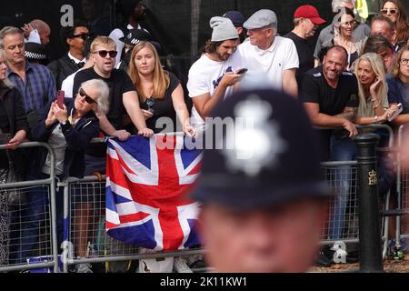 The Mall, London, Großbritannien. 14.. September 2022. Nach dem Tod von Königin Elizabeth II. Versammeln sich Massen in der Mall vor dem Buckingham Palace, in Erwartung des Sarges der Königin, der in einer Prozession vom Buckingham Palace zur Westminster Hall für die im Staat liegenden Menschen gebracht wird, gefolgt von ihren Kindern und Enkelkindern, darunter König Charles III Quelle: Andrew Stehrenberger / Alamy Live News Stockfoto