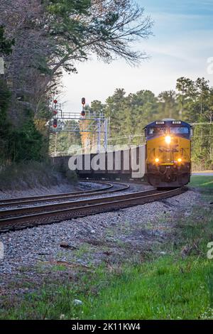 Modoc, SC – 1. April 2014: Ein CSX-Güterzug fährt eine Kurve, als er in die Stadt Modoc, SC, einfährt Stockfoto