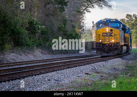 Modoc, SC – 1. April 2014: Ein CSX-Güterzug fährt eine Kurve, als er in die Stadt Modoc, SC, einfährt Stockfoto