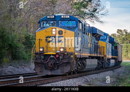 Modoc, SC – 1. April 2014: Ein CSX-Güterzug fährt eine Kurve, als er in die Stadt Modoc, SC, einfährt Stockfoto