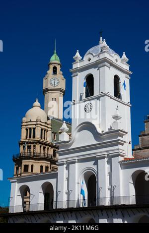 Buenos Aires, Argentinien. 04. September 2022. Das Cabildo von Buenos Aires und der Palast des Uhrturms der Stadtgesetzgebung von Buenos Aires Stockfoto