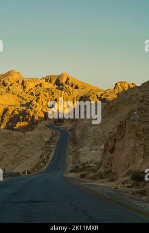 Schöne Straße durch die wadi Rum Wüste mit felsigen Bergen, Jordanien. Hochwertige Fotos Stockfoto