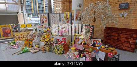 Manchester Arena Bombendenkmal, Blumen, Karten, Nachrichten, in Victoria Station, 22. Mai 2017 - Gedenkstätte für die Lichterlade Stockfoto