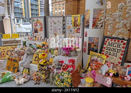 Manchester Arena Bombendenkmal, Blumen, Karten, Nachrichten, in Victoria Station, 22. Mai 2017 - Gedenkstätte für die Lichterlade Stockfoto