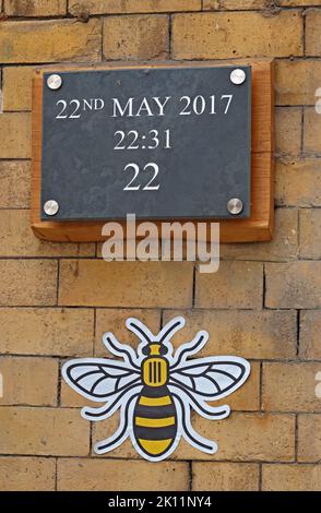 Manchester Arena Bombendenkmal, Blumen, Karten, Nachrichten, in Victoria Station, 22. Mai 2017 - Gedenkstätte für die Lichterlade Stockfoto