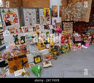 Manchester Arena Bombendenkmal, Blumen, Karten, Nachrichten, in Victoria Station, 22. Mai 2017 - Gedenkstätte für die Lichterlade Stockfoto