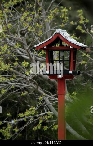 Traditionelle japanische Laterne im Park Stockfoto