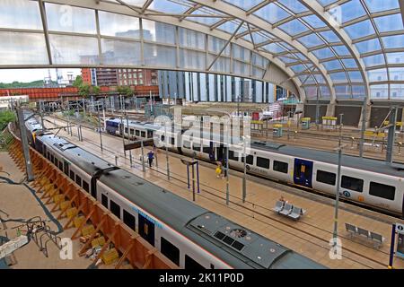 Bahnhöfe 1 und 2, am Bahnhof Manchester Victoria, NorthernRailway, Metrolink-Bahnhöfe rechts Stockfoto