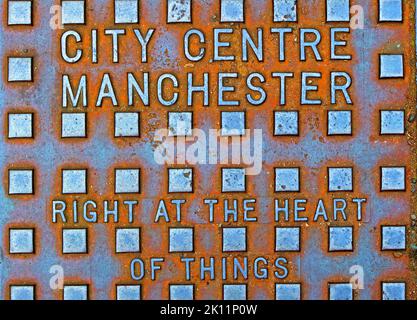 City Centre Manchester, right at the heart of Things, geprägtes Gusseisengitter, Manchester, Lancashire, England, Großbritannien, M1 1SH Stockfoto