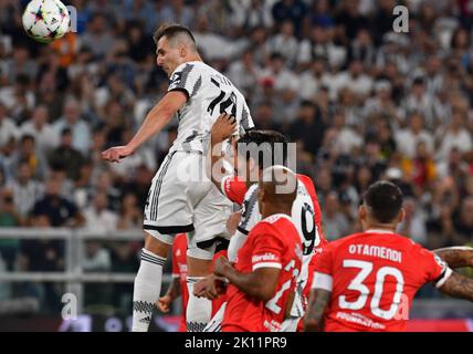 Turin, Italien. 14. September 2022. Juventus' Arkadiusz Milik (TOP) punktet beim UEFA Champions League-Spiel der Gruppe H zwischen Juventus und Benfica am 14. September 2022 in Turin, Italien. Quelle: Federico Tardito/Xinhua/Alamy Live News Stockfoto