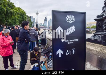 London, Großbritannien. 14. September 2022. Ein Warteschlangenzeichen im Zustand „liegend“. In der Nähe der Lambeth Bridge begannen riesige Nachtschlangen für den Zustand der Königin, als sich einige Leute aufkelten, um den Sarg der Königin zu sehen. Der Sarg wird bis zu ihrer Beerdigung am 19.. September in der Westminster Hall im Palace of Westminster ausgestellt werden, und es wird erwartet, dass fast eine Million Menschen durchkommen werden. Kredit: SOPA Images Limited/Alamy Live Nachrichten Stockfoto