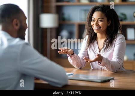 Hübsche afroamerikanische junge Frau, die einen Termin mit einem Arzt hat Stockfoto