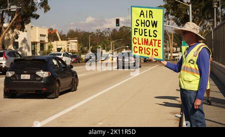 San Diego, Kalifornien, USA. 13. September 2022. Ein Veteran protestiert am 13. September 2022 gegen die Miramar Air Show in der Nähe der Autobahn I-15 in San Diego, Kalifornien, USA. Eine Gruppe von Veteranen, die im westlichen US-Bundesstaat Kalifornien leben, begann am Dienstag entlang der I-15, einer wichtigen Autobahn zwischen Los Angeles und San Diego, eine Reihe von Protesten, die das US-Militär aufforderte, die Miramar Air Show abzusagen und andere Maßnahmen zur Bewältigung der Klimakrise zu ergreifen. UM ES MIT "Feature: US-Veteranen" zu SAGEN, warnen Proteste vor einer Verbindung zwischen Militarismus und Klimakrise. Quelle: Zeng Hui/Xinhua/Alamy Live News Stockfoto