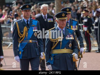 London, England, Großbritannien. 14. September 2022. Sarg von Königin Elizabeth II. Passiert die Mall Folloew BU königliche Familie von König Charles III geführt (Bild: © Tayfun Salci/ZUMA Press Wire) Stockfoto