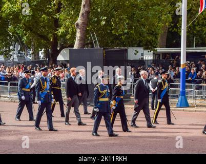 London, Großbritannien. 14. September 2022. König Karl III. (C), Prinz William (L2), Prinz Harry (L4) und andere Mitglieder der königlichen Familie gehen hinter dem Sarg, während die Prozession für die im Staat liegende Königin durch die Mall führt. Die Königin wurde vom Buckingham Palace in die Westminster Hall im Palace of Westminster gebracht, wo sie bis zu ihrer Beerdigung am 19.. September bleiben wird. Kredit: SOPA Images Limited/Alamy Live Nachrichten Stockfoto